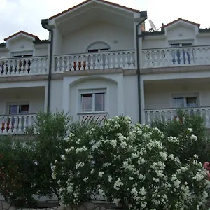 Apartment Sarah, Lopar
