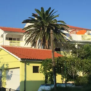 Apartman Paulina, Lopar